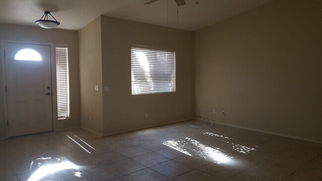 Building Photo - 3760 Hiawatha Dr
