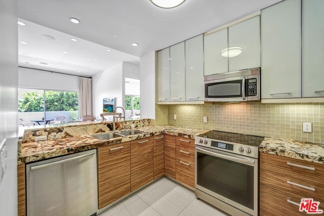 Building Photo - 999 N Doheny Dr