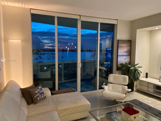 Foto del edificio - 7900 Harbor Island Dr