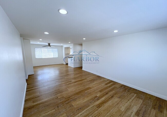 Building Photo - 529 W 16th St