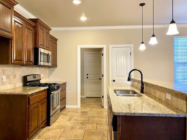 Foto del edificio - Beautiful 4 Bed, 2 Bath in Deer Creek Schools!