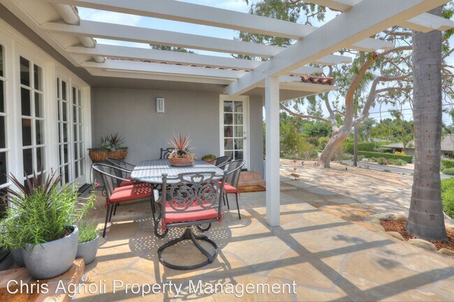 Foto del edificio - 5 br, 3.5 bath House - 2434 Santa Barbara St