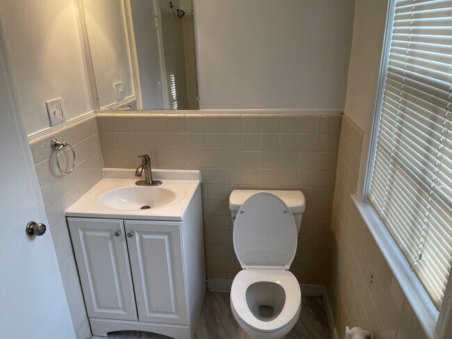 baño completamente renovado - 5010 Columbia Pike