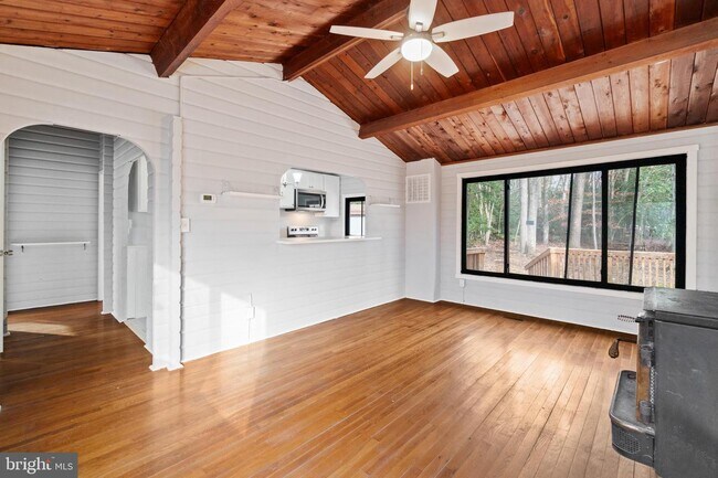 Building Photo - 722 Lazy River Rd