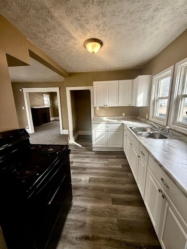 Foto del edificio - Four bedroom one bathroom home for rent