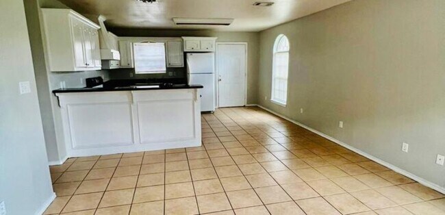 Building Photo - 1608 W Portales Dr