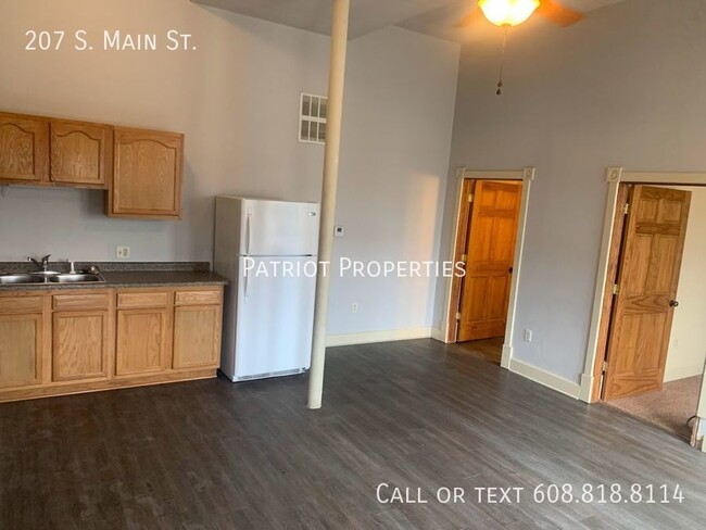 Foto del edificio - 2 bedroom/ 1 bath apartment in Jefferson, WI