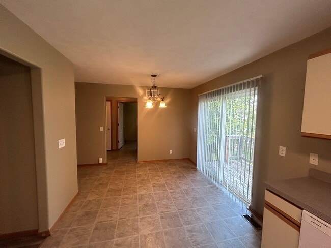 Building Photo - 6630 Shadow Pines Dr