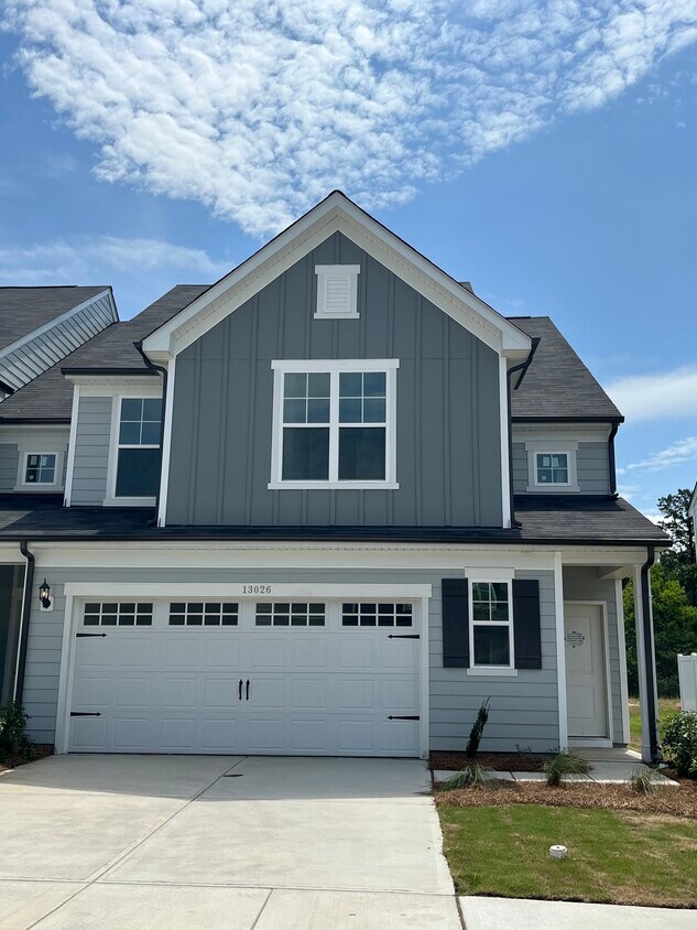 Foto principal - 13026 Rover St