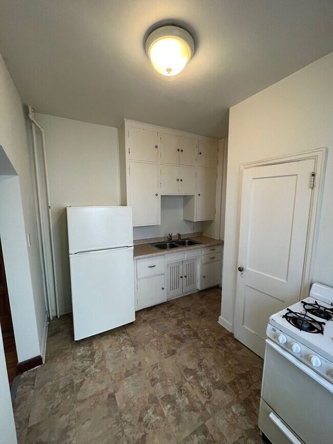 Building Photo - Bright Main Floor Studio on Grand Avenue, ...