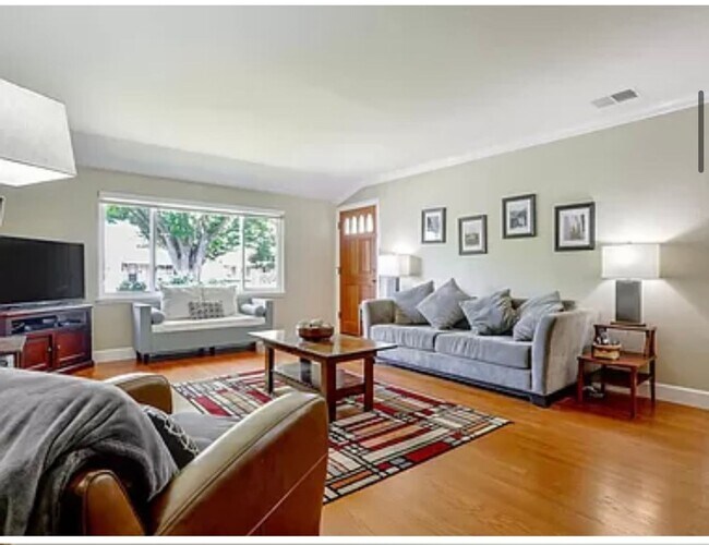 Foto del edificio - Remodeled Home in Great Location w/ Solar,  Central A/C & No Carpets!!