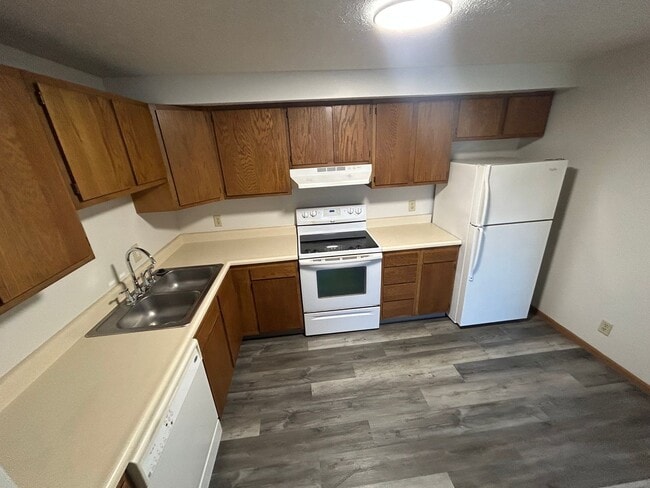 Building Photo - 2 bedroom 1 bath ground floor apartment