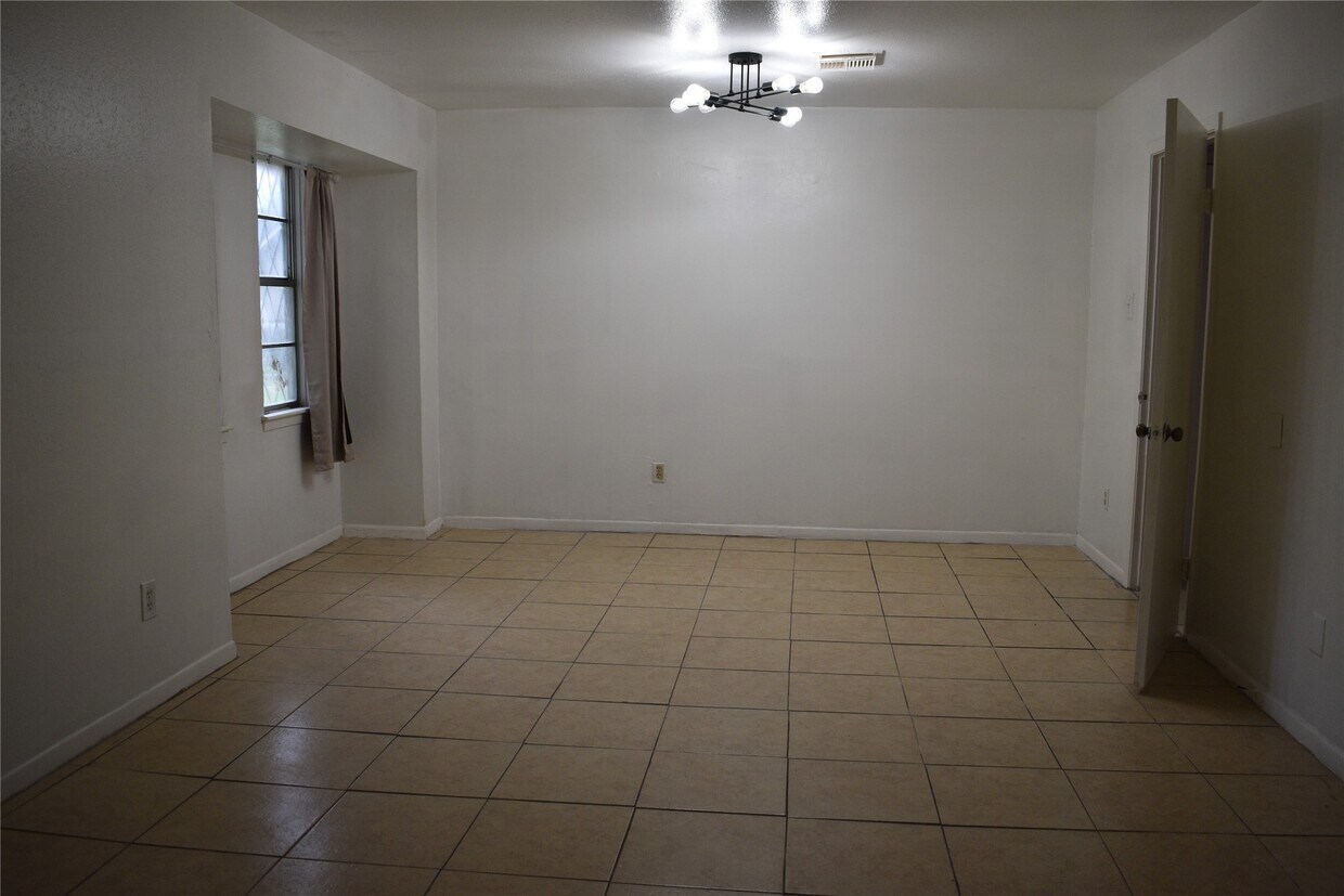 Building Photo - 6718 Rowell Ct