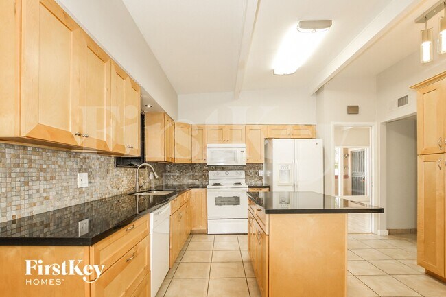 Building Photo - 2028 W Schell Dr