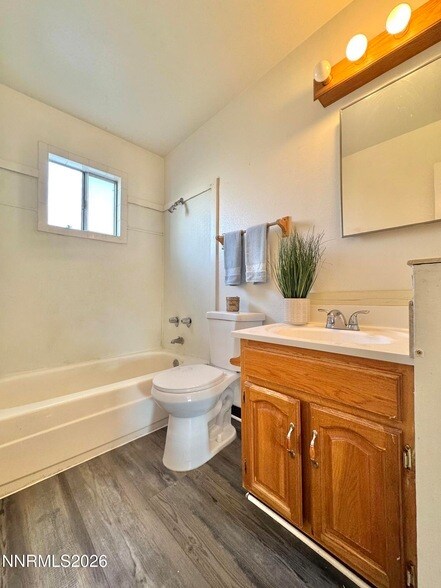 Building Photo - 825 Belli Dr