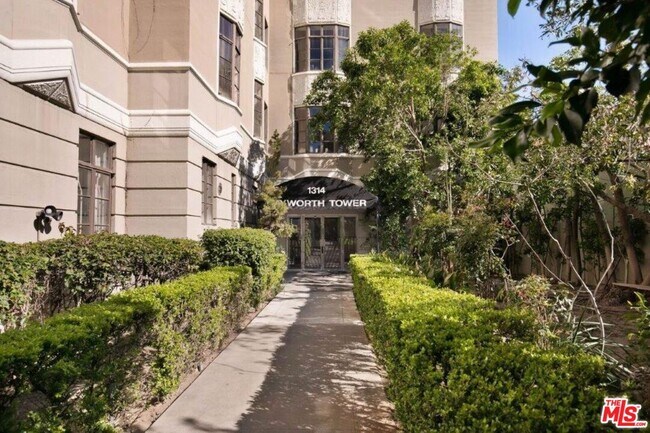 Foto del edificio - 1314 N Hayworth Ave
