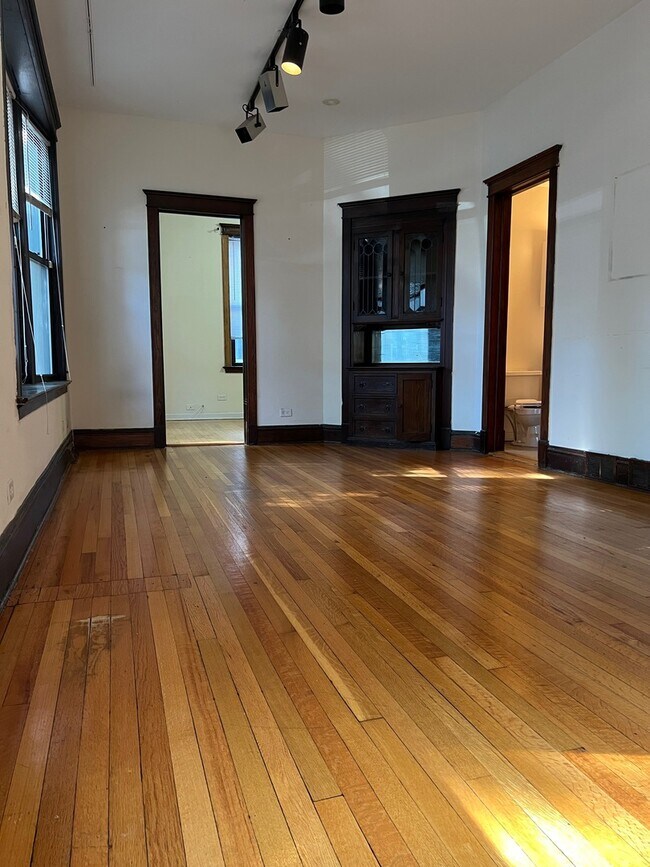 Foto del edificio - 3762 N Kenmore Ave
