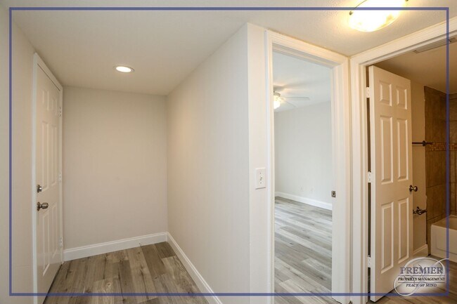 Building Photo - BERKSHIRE LAKES***RARE 3 BED/2 BATH CONDO*...