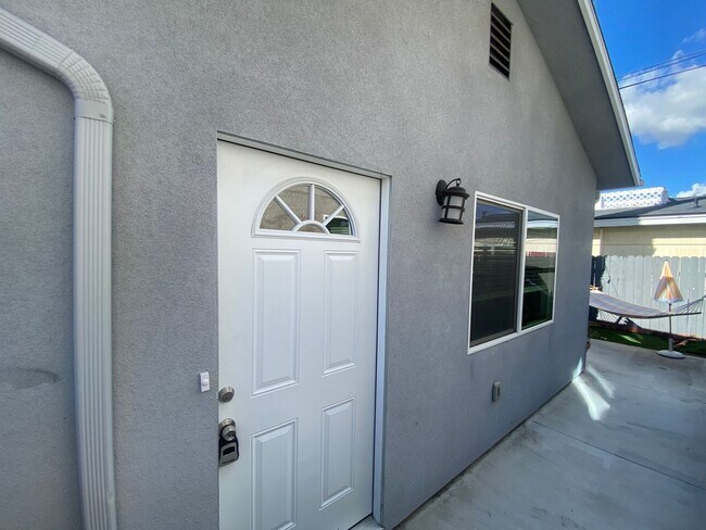 Building Photo - One Story 4BD/2BA w/ Private Yard!!