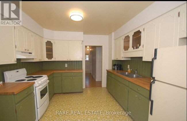 Building Photo - 11 Maple Ln