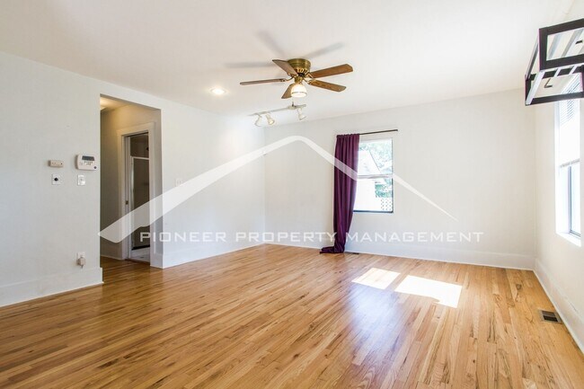 Foto del edificio - Charming Bungalow with One Car Garage in D...