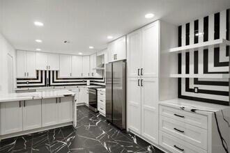 Building Photo - 2101 Fountain View Dr