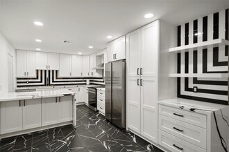 Building Photo - 2101 Fountain View Dr