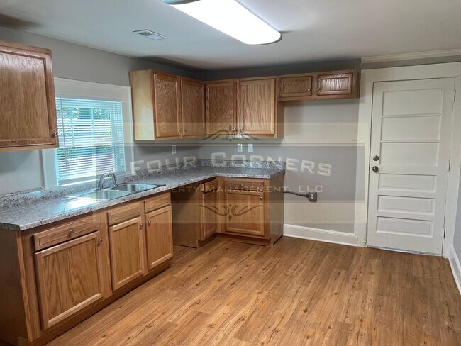 Building Photo - Beautiful 2 Bedroom 1 Bath House