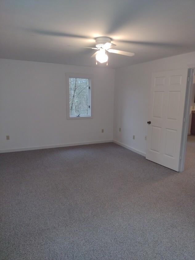 Large bedroom with skylight - 76 Durham Rd