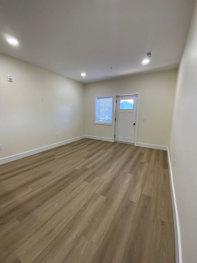 Building Photo - 800 Park Hill Dr
