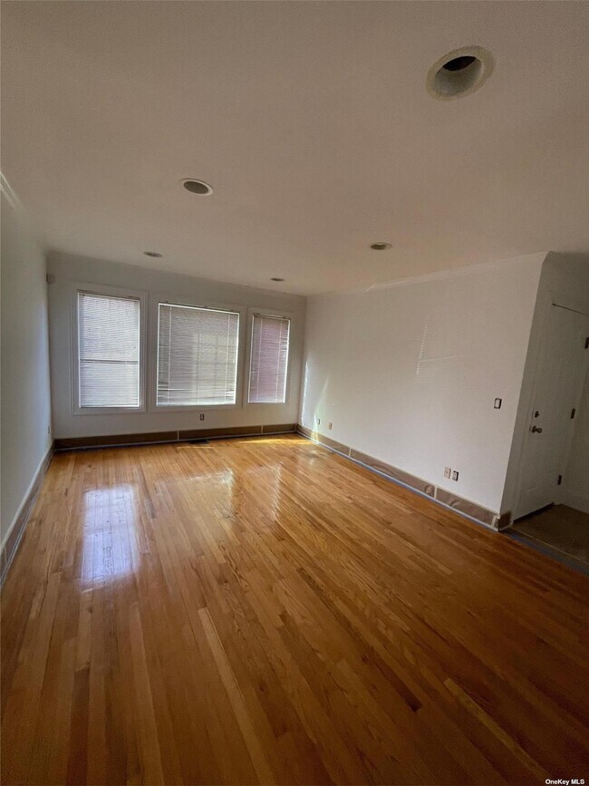 Building Photo - 66 Sagamore Hill Dr