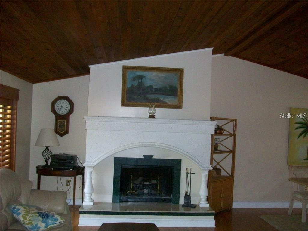 Foto del edificio - 208 Whispering Oaks Ct