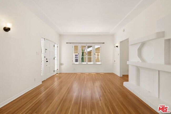 Foto del edificio - 2011 Beachwood Dr
