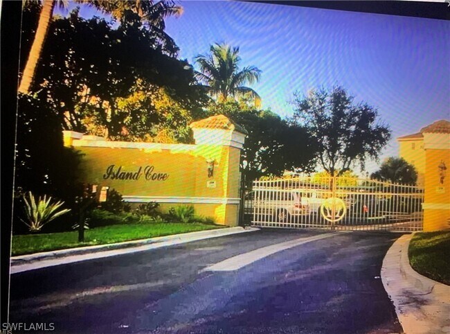 Foto del edificio - 1783 Four Mile Cove Pkwy