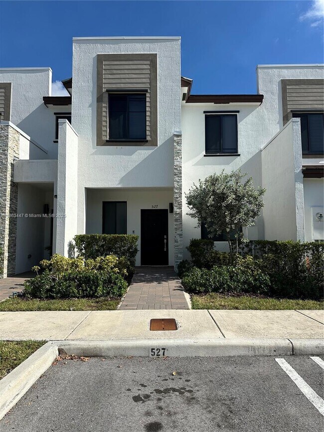 Building Photo - 527 NE 208th Terrace