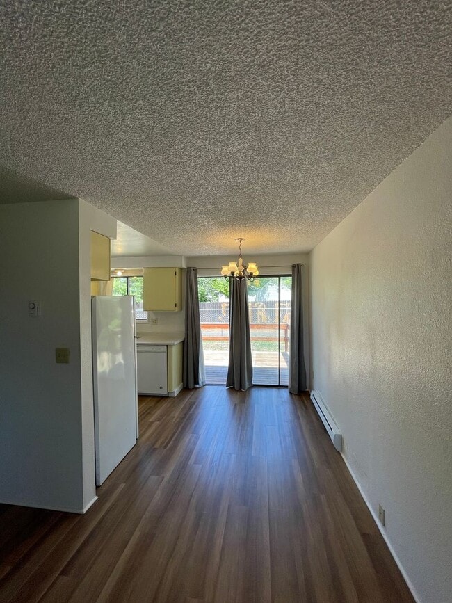 Building Photo - 2bdrm, 1 bath with garage!