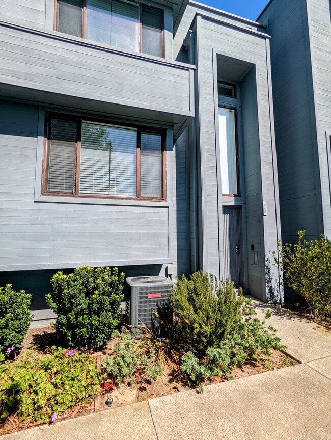 Building Photo - 863 America Way
