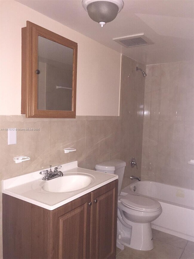 Foto del edificio - $2,000 15201 NE 6 Av # C106