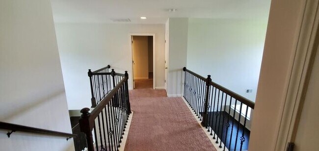 Building Photo - 2482 Overlook Ave