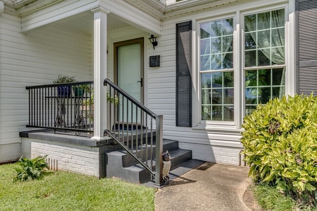 Building Photo - Beautiful 2 Bed 1 Bath Available in August!