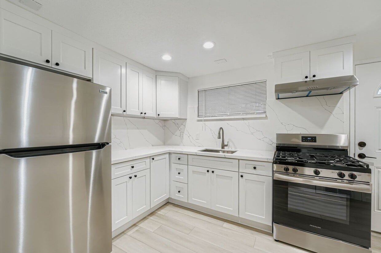 Primary Photo - Shorewood Place 1035