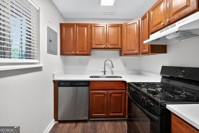 Building Photo - 2516 Peachwood Cir NE