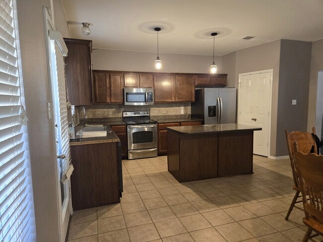 Building Photo - 2104 Vernice Dr