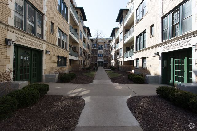 Building Photo - 4312 N Clarendon Ave