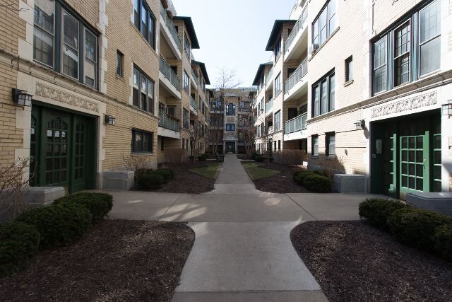 Primary Photo - 4312 N Clarendon Ave