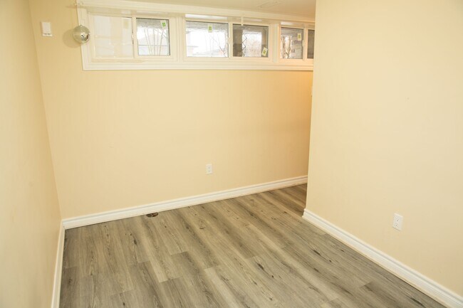 Building Photo - 32 Durrington Crescent