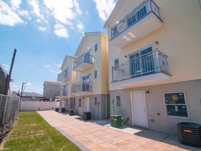 Foto del edificio - 6 br, 3 bath  - 100 Oak St