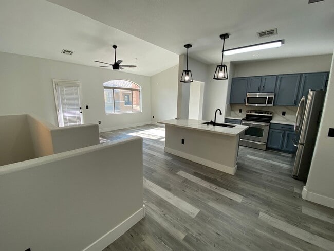 Building Photo - Fully Remodeled Downtown Gilbert Condo