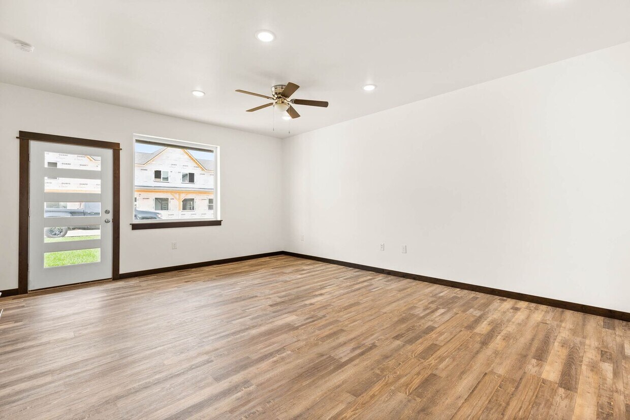 Foto principal - 2-Story Urban Triplex at a modern community featuring 3 Bedrooms 2.5 Bathrooms