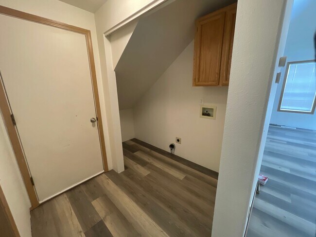 Foto del edificio - 50% OFF One Month's RENT! 3 Bedroom 2 Bath Renovated House with/ Fenced Backyard on Dead End Street